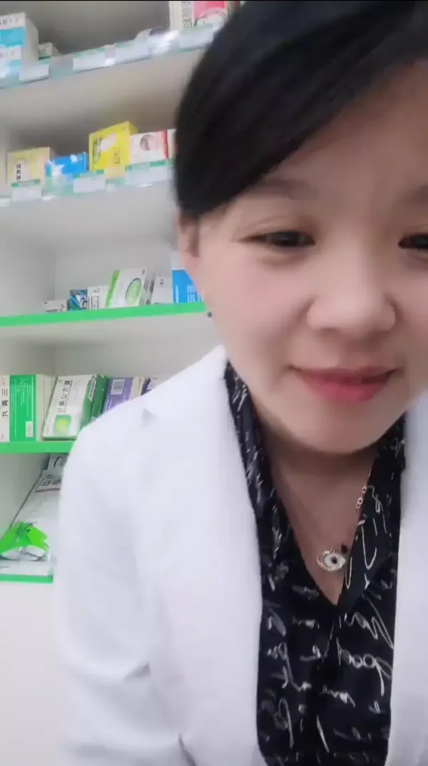 药房巨乳风骚老板娘趁店里人少露奶子勾引网友