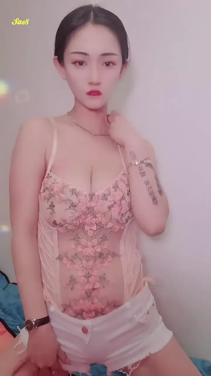 快手极品魔鬼身材小少妇一个小球球抖奶舞9